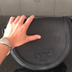 Tory Burch ‘Serif T’ Leather Saddle Bag